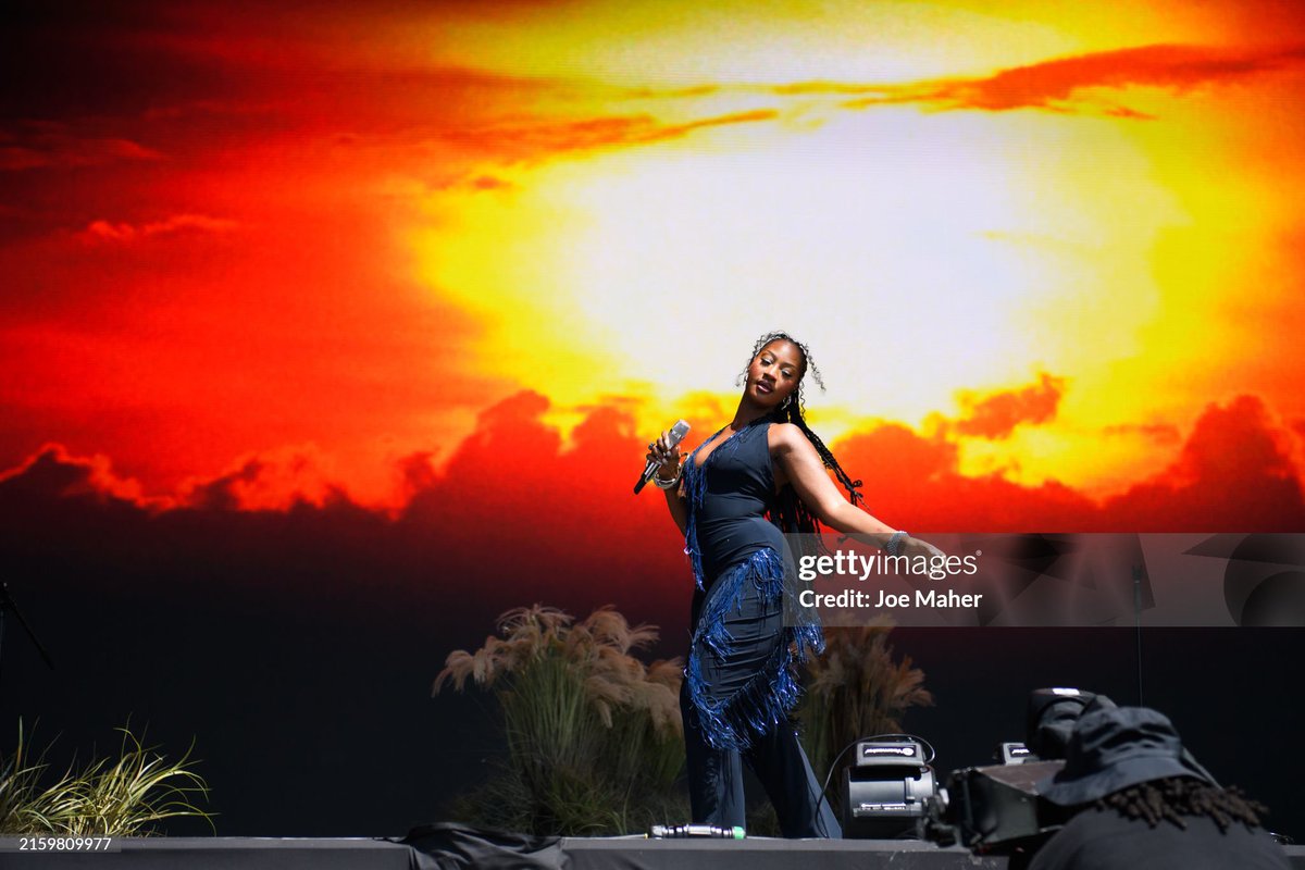 temsszn's tweet image. TEMS IN HER ELEMENT ❤️‍🔥

#GLASTONBURY FESTIVAL 2024