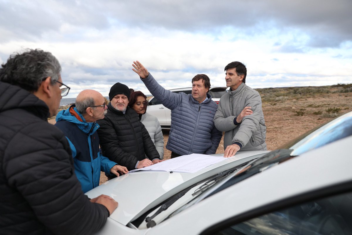 Weretilneck's tweet photo. EL OLEODUCTO DE VACA MUERTA SUR YA ES UNA REALIDAD 

Recorrimos el lugar donde @YPFoficial construirá la planta de tanques que después transportará el petróleo al Puerto exportador de Punta Colorada. 

Esta decisión estratégica ya es una realidad, con la primera etapa del oleoducto entre Allen y Añelo en marcha y la licitación para la otra parte del oleoducto, entre Allen y Punta Colorada, que se abrirá en julio.

Un gran orgullo para los rionegrinos y un gran desafío para Sierra Grande, Río Negro, Neuquén y el país.