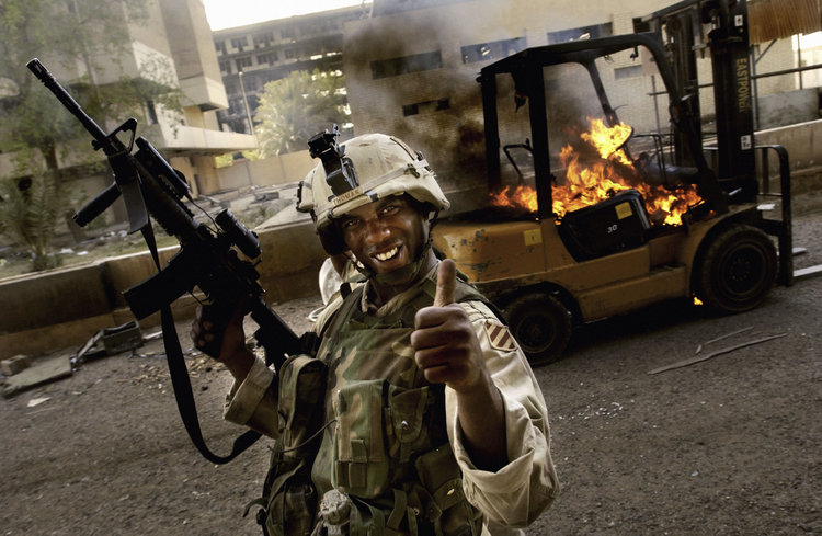 temposhistorico's tweet photo. Soldado americano no Iraqui em 2003 https://t.co/E9bASVsXI6