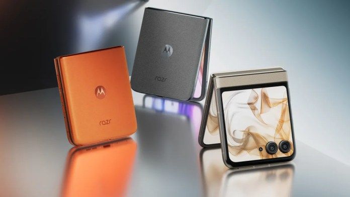 AndroidGuys's tweet image. Fold your way into the future with Motorola's Razr 2024 &amp;amp; Razr Plus 2024! Bigger screens, Moto AI, Google Gemini, and new colors. Pre-order 7/10! 📱✨ #FoldableFun #MotorolaRazr bit.ly/4bnj03h