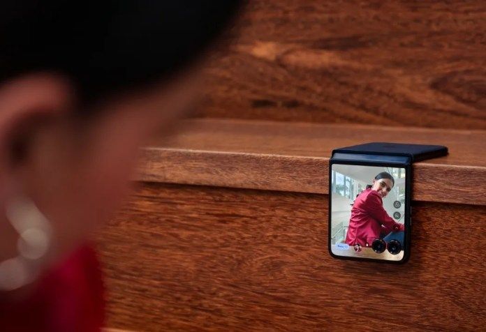 AndroidGuys's tweet image. Fold your way into the future with Motorola's Razr 2024 &amp;amp; Razr Plus 2024! Bigger screens, Moto AI, Google Gemini, and new colors. Pre-order 7/10! 📱✨ #FoldableFun #MotorolaRazr bit.ly/4bnj03h