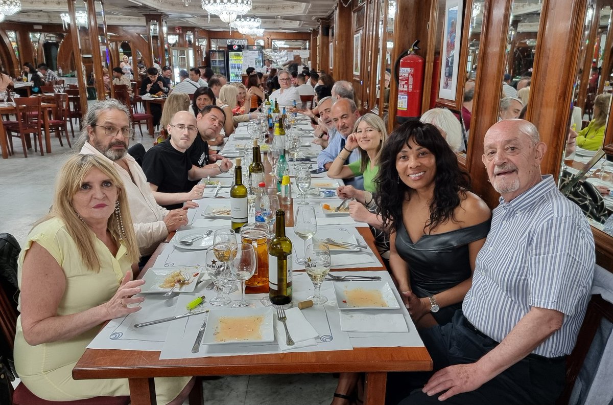 Ayer noche cena de verano de ALTODO, en el restaurante peruano "Lupita", Vallecas, con orquesta y baile incluidos, para terminar de madrugada en mi despacho, celebrando con las últimas copas.

Fuimos, somos y seremos los de la trinchera moral del Turno de Oficio, ¡a mucha honra!