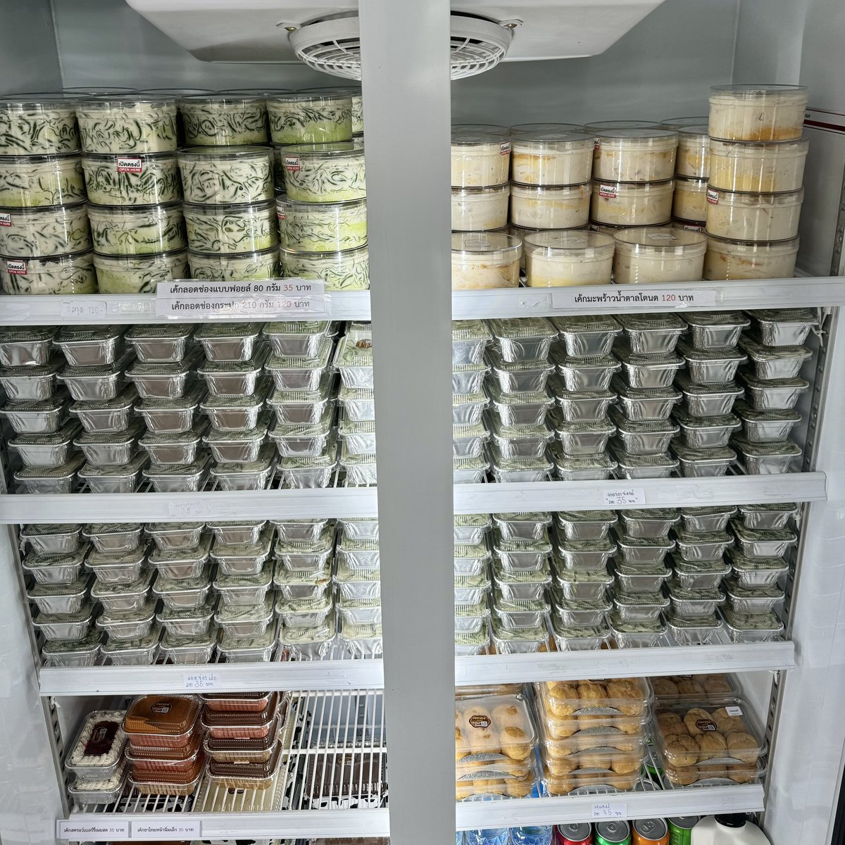 sfkkfs_'s tweet photo. จอดซื้อเพราะป้าย เค้กที่ 1 ของประเทศ เนื้อเค้กตัวที่ได้รางวัลที่ 1 อร่อยจริงง แล้ว ถ้าใครอยากลองเค้กลอดช่อง ที่นี่ก็มีขาย แถมราคาถูกก กระปุกใหญ่120 บาท แต่ส่วนตัวชอบเค้กมะพร้าวน้ำตาลโตนด หอมอร่อยมากก https://t.co/HfilWh8jPC