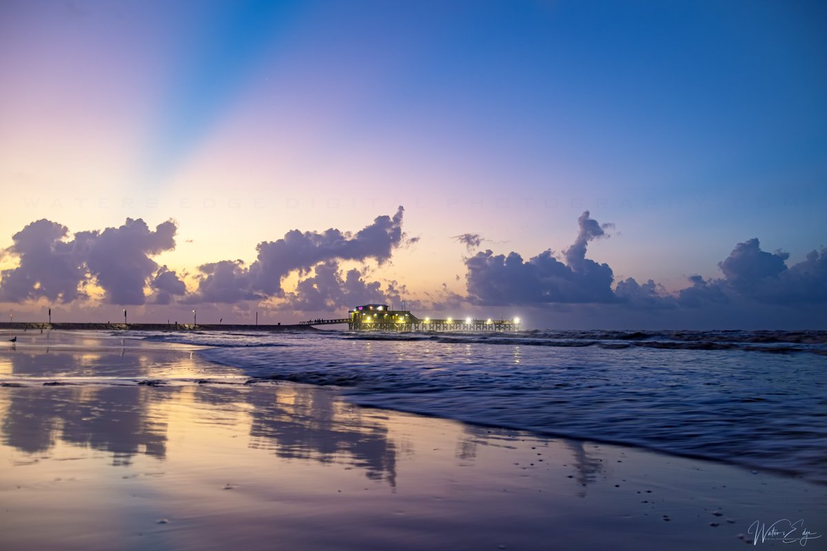 WatersEdgeDigi1's tweet photo. Good morning!
The 61st Fishing Pier, this morning, from Babe's Beach. Have a sensational Saturday.
Galveston, Texas

https://t.co/QwleAC47Jp

#watersedgedigitalphotography #galveston #galvestonisland #sunrise #sunrisephotography #sunriseoftheday #island #islandlife #islandliving https://t.co/yv5X4rTclI