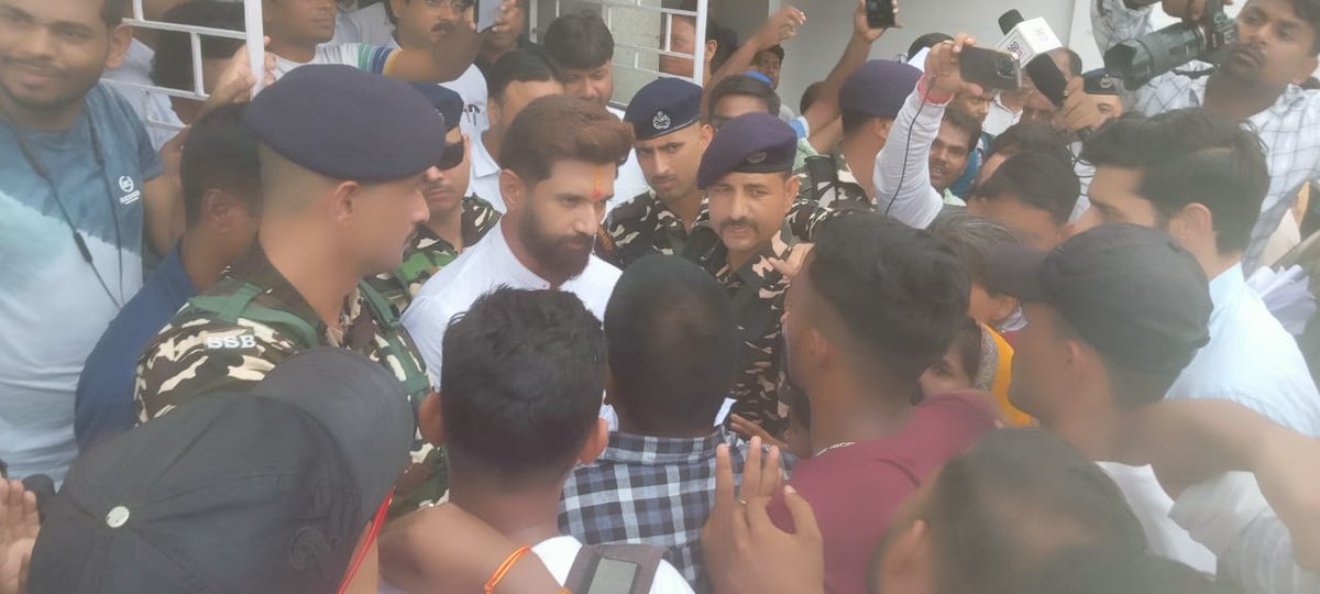 BIKASHS19313776's tweet photo. @iChiragPaswan @AshwiniVaishnaw https://t.co/AfMZVlz6wd
