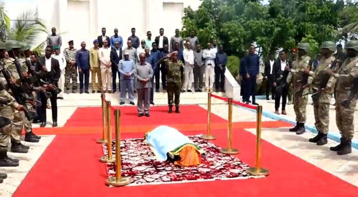 Somalia gives a State funeral to the former Speaker of Parliament Mohamed Osman Jawaari who died yesterday.

His body was accorded with a guard of honour at Dhagaxtuur National Monument. Funeral prayers attended by the national leaders took place at Isbahaysiga Mosque, and was