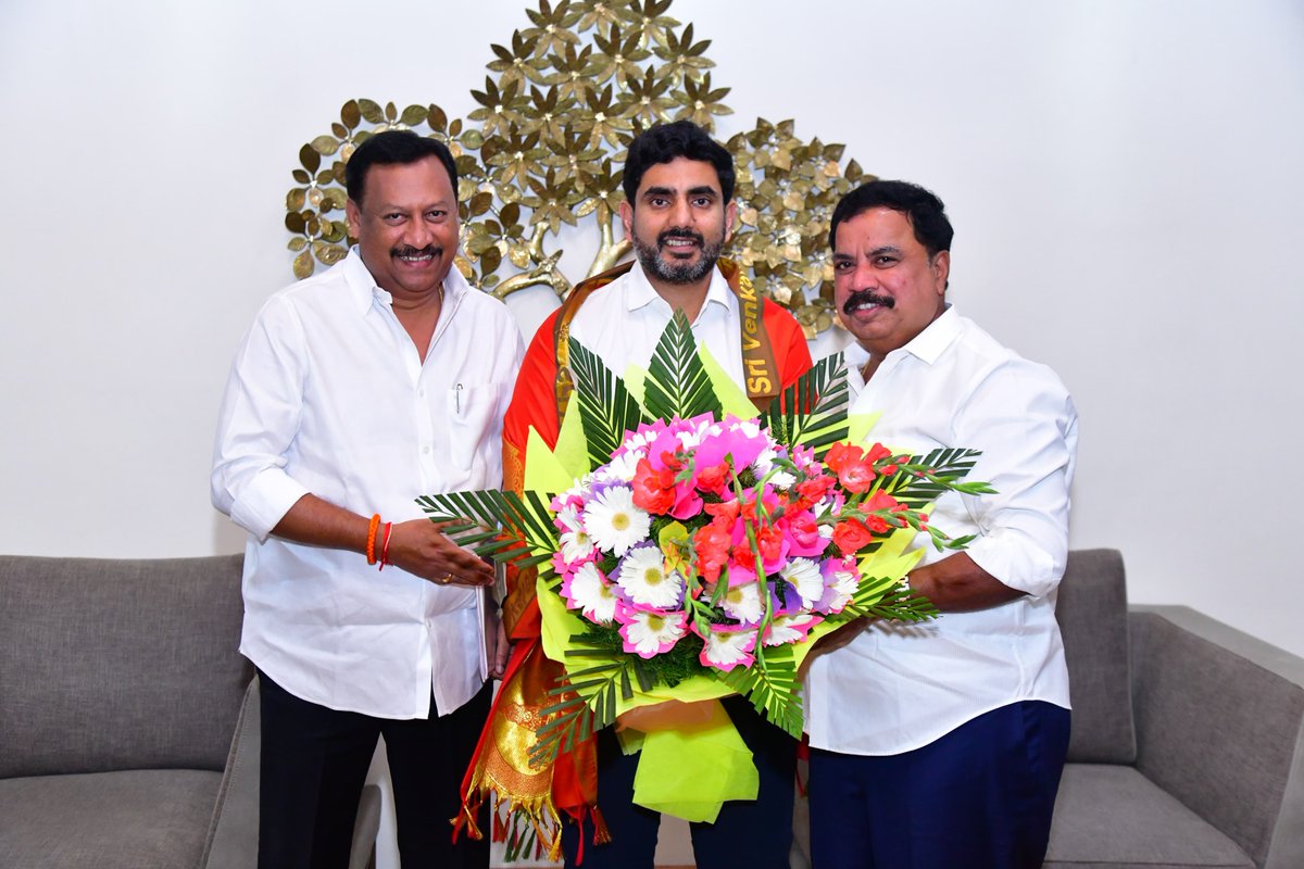 A_Surendra_Babu's tweet photo. MLA Amilineni Surendra Babu Courteously Meets Minister Nara Lokesh

Kalyandurg MLA Amilineni Surendra Babu courteously met Andhra Pradesh IT and Education Minister, and TDP National General Secretary, Nara Lokesh Babu. MLA Amilineni Surendra Babu requested Nara Lokesh to support the development of Kalyandurg constituency by providing necessary industries, better education facilities including teachers and buildings, and nutritious food for students.

#NaraLokesh #NaraChandrababuNaidu #teamamilineni #pavankalyan #amilinenisurendrababu #TDPJSPBJPWinning #kalyandurgam #TeluguDesamParty #Janasena #BJP4IND #Amaravati #AndhraPradesh