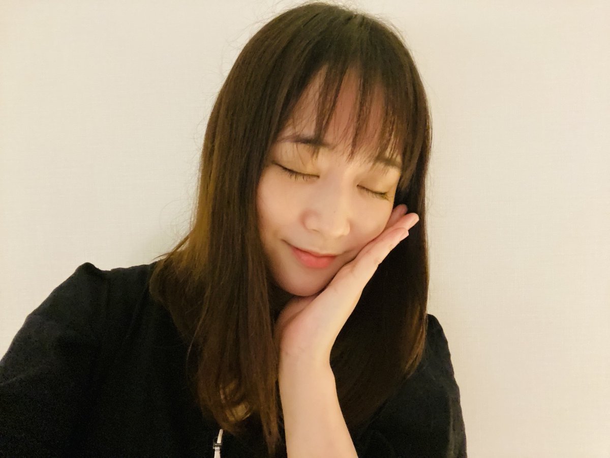 staff_sakurako's tweet photo. ミュージカル「#この世界の片隅に」@御園座 櫻子千穐楽、無事終演🙌

満員御礼の温かいお客様に、本日もトリプルカーテンコール頂きました👏

次は長野県の松本です！
待っててねー🙋‍♀️

インスタライブもありがとう！
自撮りおやすみポーズ💤

#大原櫻子 https://t.co/iMGnJDCKV2