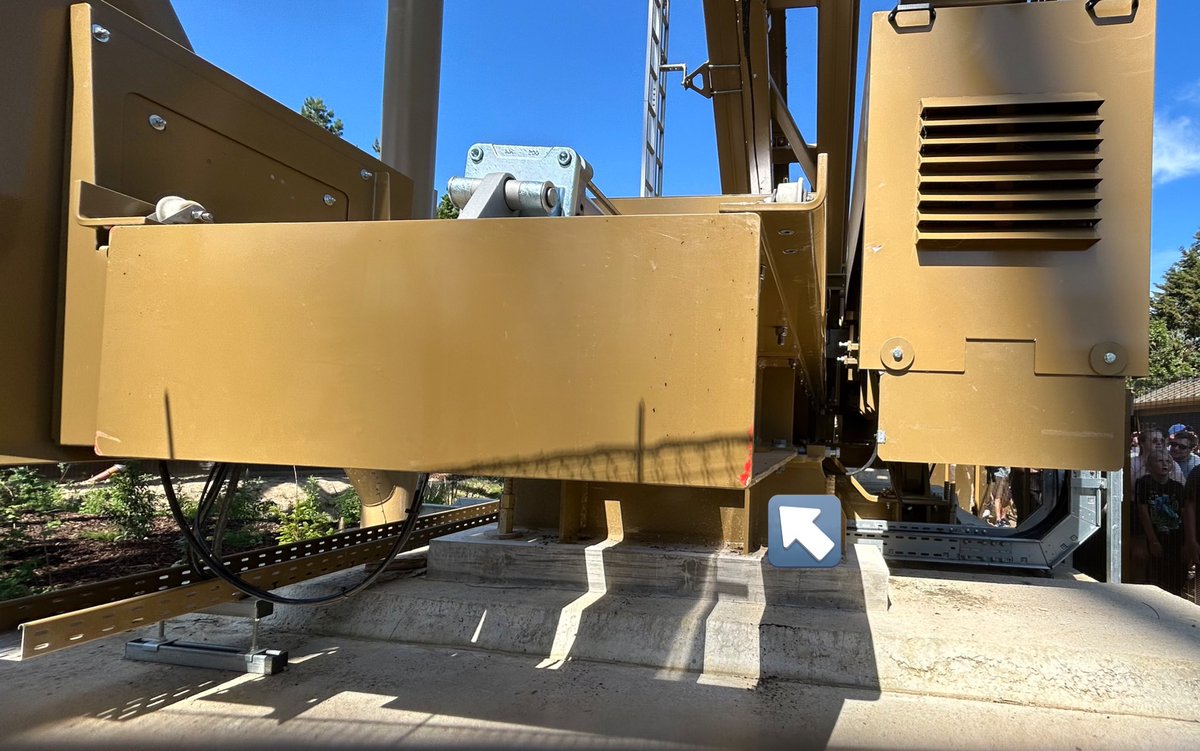 Ok my conspiracy theory with hyperia… 

The cancelled Mack Hyper was red. Look what colour is showing under some chipped golden paint on the lift hill motor box 👀🪽