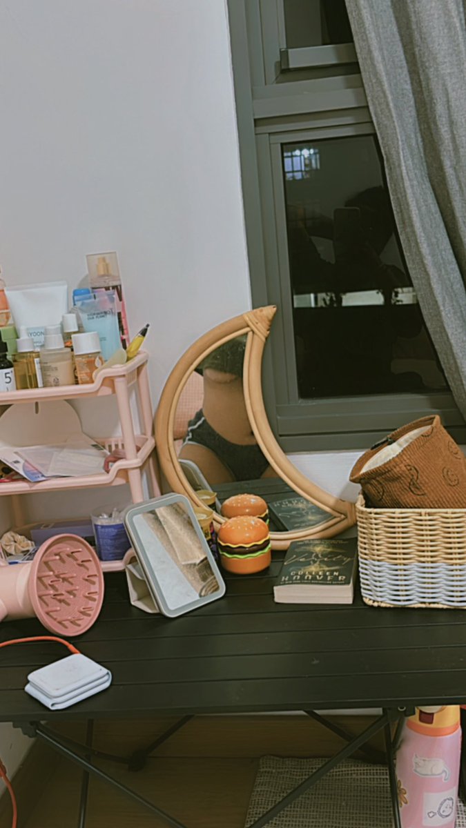 hxnnoying's tweet photo. My burger lamp is so cute https://t.co/HmANdU3kWC