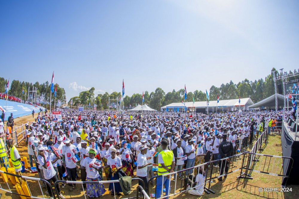 IGIHE's tweet photo. Le président Kagame a exprimé avec fermeté la position du Rwanda face aux menaces exprimées par certains pays voisins. "Nous ne nous laisserons pas attaqués et nous battre sur notre petit territoire. Nous devons nous défendre et transporterons le conflit d'où il est venu en réponse aux menaces potentielles. Nous allons essayer de prévenir plutôt que de nous retrouver à combattre à partir de notre propre territoire. Nous allons combattre sur un territoire suffisamment étendu," a-t-il expliqué.