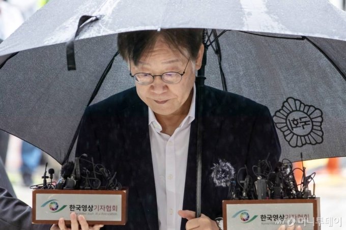 수원지검장 시절 이재명 대표 사건을 수사했던 신성식 검사장이 양심선언을 했습니다.

"열심히 털었는데 아무것도 안나오더라."

신 검사장은 이재명 대표 수사 이후 계속해서 좌천되어 결국 검찰을 떠났습니다.

타겟을 감옥에 넣지 못하면 처벌하는 검찰 문화.
진정한 "전체주의"입니다.