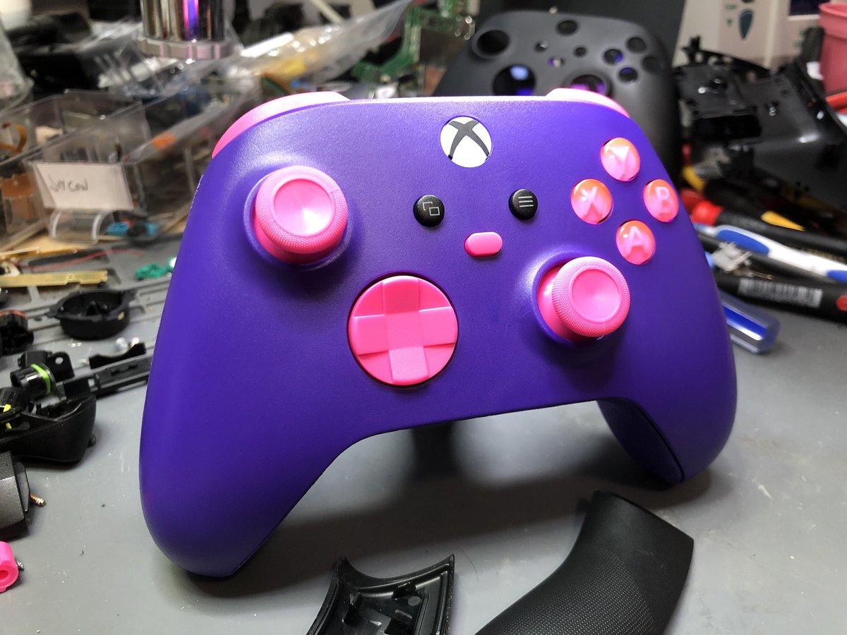 Banzai_Edition's tweet image. Petite dernière pour la fille d’un ami. Elle la kiffé #xboxseries #customcontroller #ilovemyconsole