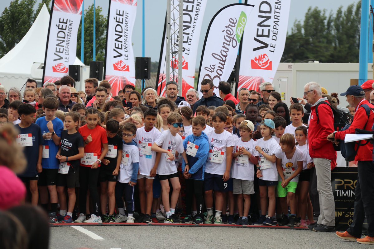 DepVendee's tweet photo. 🏃 La journée s’annonce d’ores et déjà intense avec plusieurs courses au programme !
Comme l’an passé, ce sont les jeunes (nés entre 2013 et 2017) qui ont ouvert le bal avec un parcours de 900m sur l’iconique passage du #Gois ! https://t.co/rwOMeMsT3u