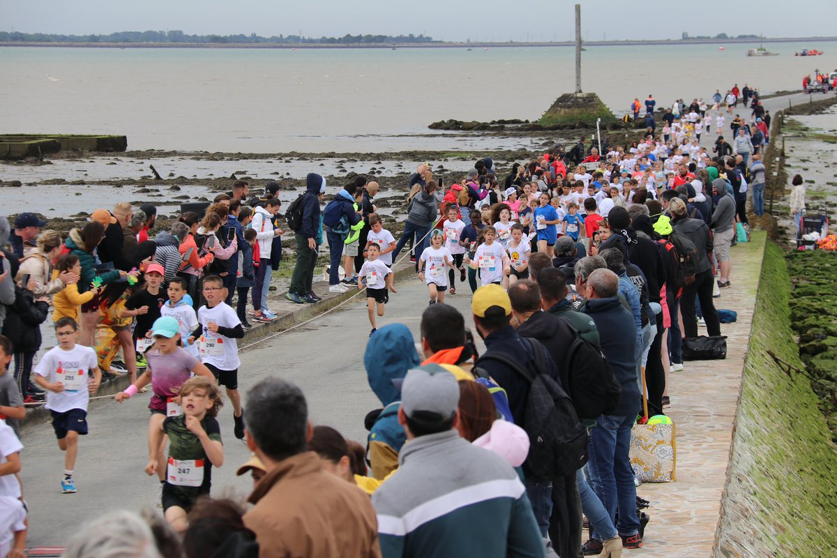 DepVendee's tweet photo. 🏃 La journée s’annonce d’ores et déjà intense avec plusieurs courses au programme !
Comme l’an passé, ce sont les jeunes (nés entre 2013 et 2017) qui ont ouvert le bal avec un parcours de 900m sur l’iconique passage du #Gois ! https://t.co/rwOMeMsT3u