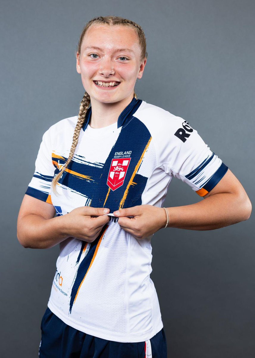 AshtonBears's tweet image. Good luck and congratulations to Isabel Rowe. 

Izzy is making her England debut for England women today v France’s just 17 years old. 

She played all her junior rugby at Ashton bears and played in mixed team until u11’s then onto our Bears Girls Academy. 

We are all so proud.