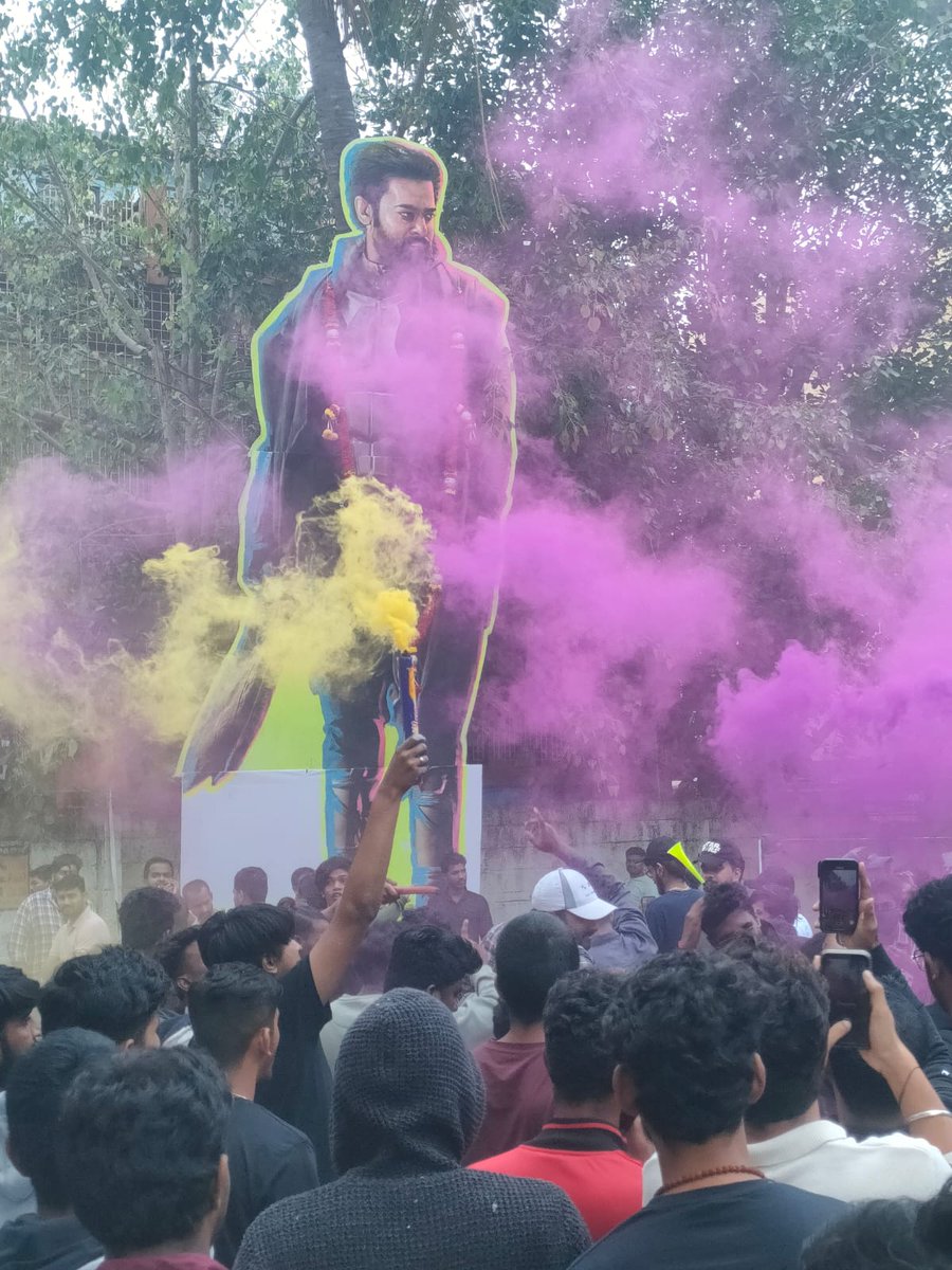 prabossdevotee's tweet photo. #Prabhas𓃵 proud to be your fan darlingeyy

FDFS at sandhya banglore 
@SwagathOffl @KA_Prabhasfc 

#BlockBusterKalki2898 https://t.co/uklJpjEocs