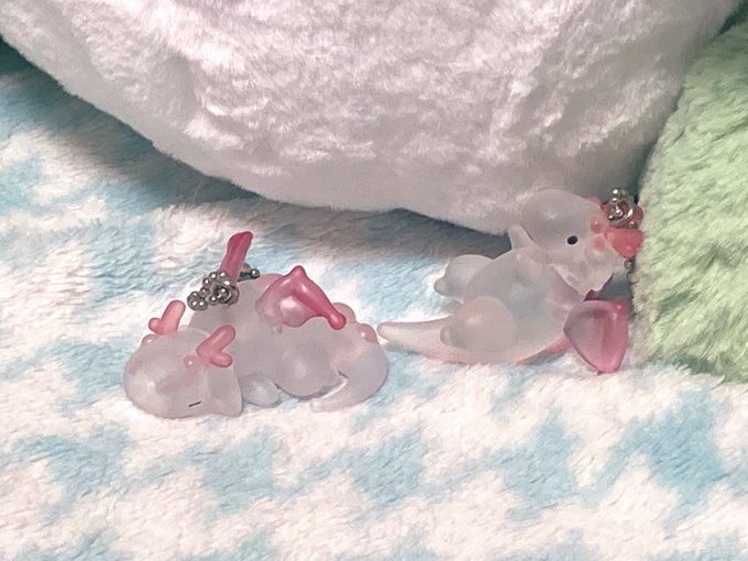 見て!ガチャガチャのかわいいドラゴンとめちゃふわふわな身代わり人形 