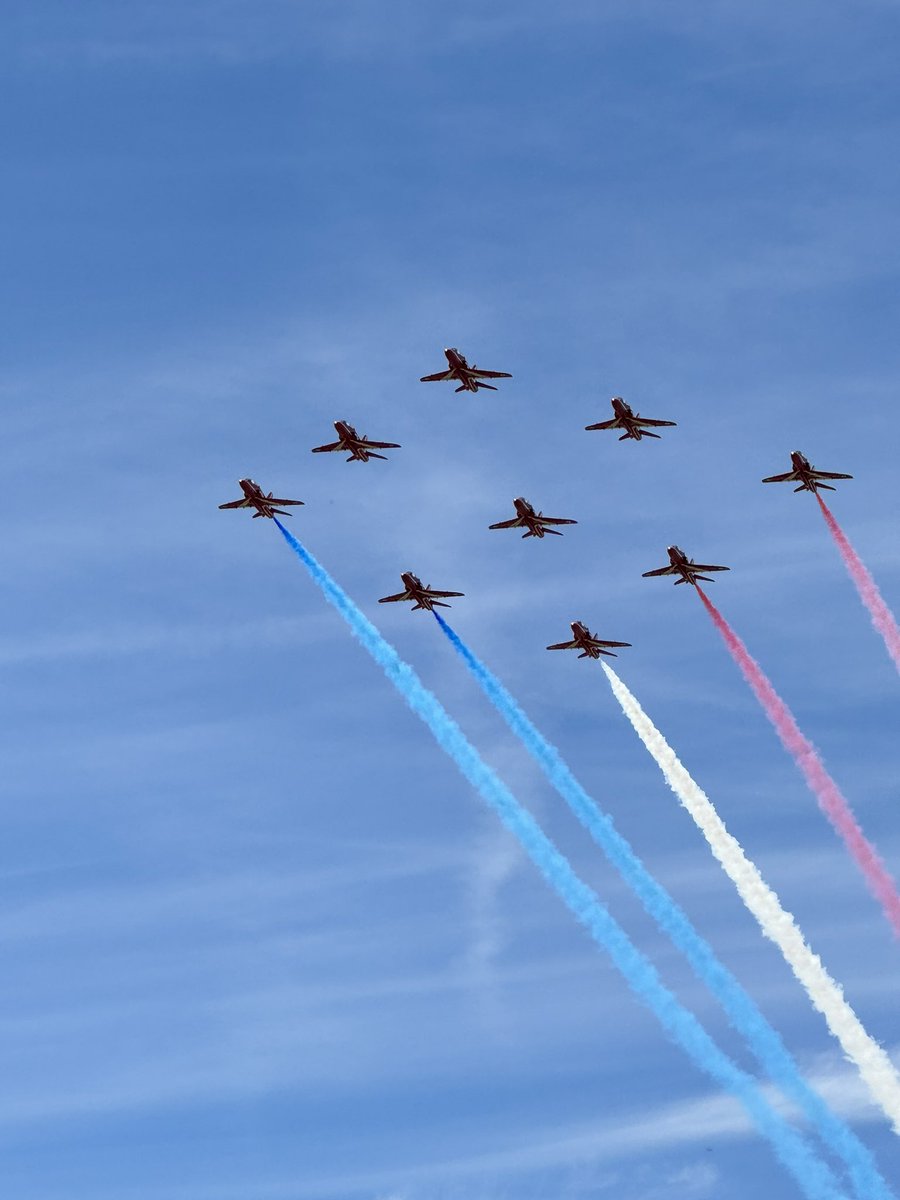 FundaSilver's tweet photo. Fabulous @rafredarrows display today at Shuttleworth today! Bloody brilliant! Love the red arrows! #redarrows #shuttleworth. @ThePhotoHour https://t.co/w8xn4StGbJ