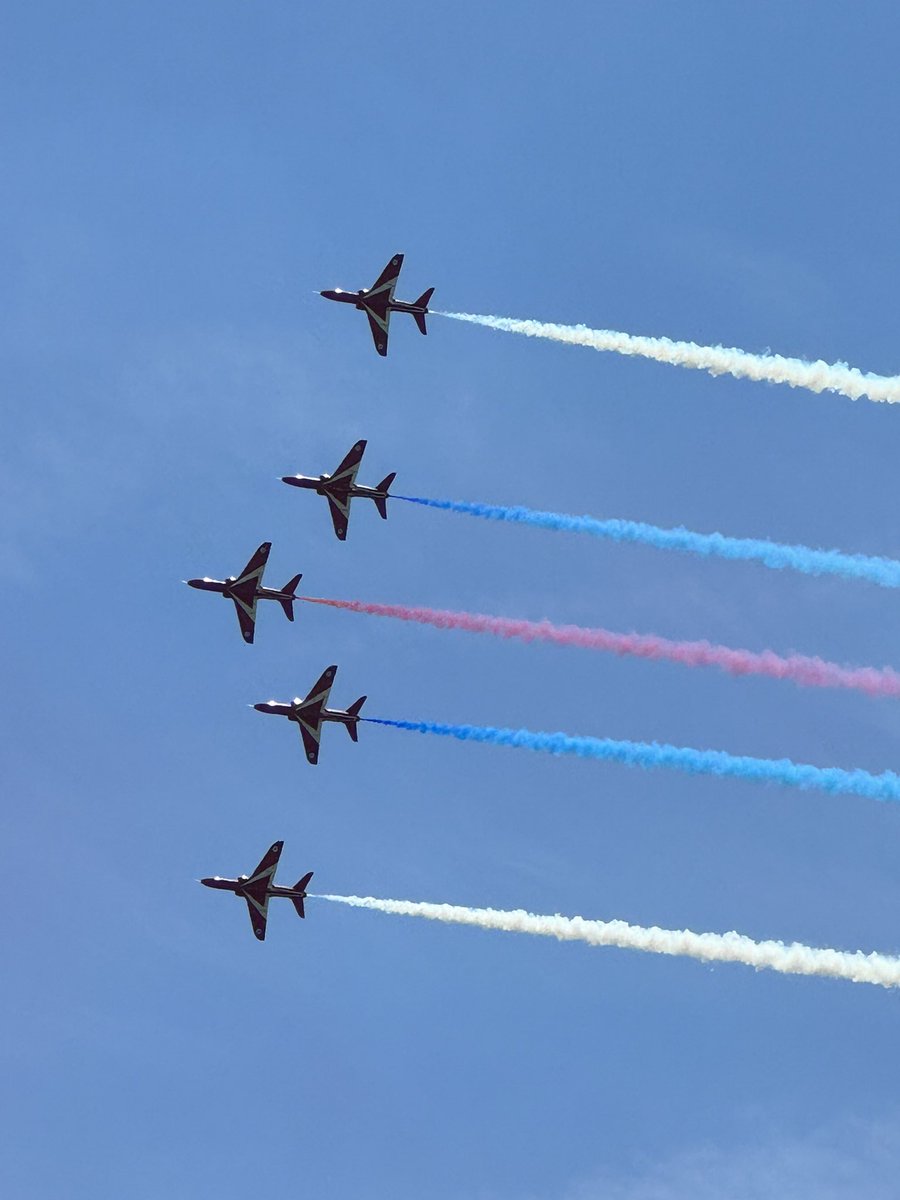 FundaSilver's tweet photo. Fabulous @rafredarrows display today at Shuttleworth today! Bloody brilliant! Love the red arrows! #redarrows #shuttleworth. @ThePhotoHour https://t.co/w8xn4StGbJ