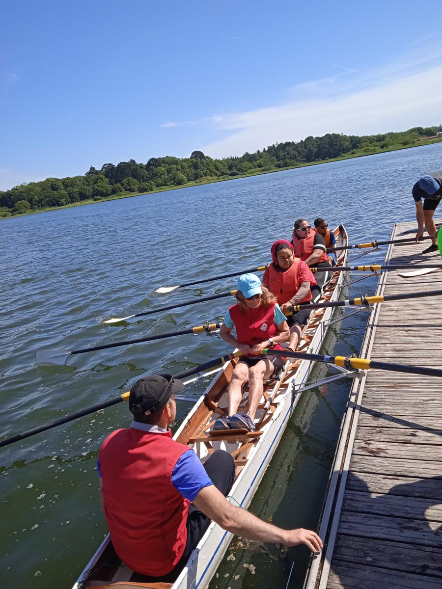 Quicray1's tweet photo. Journée familiale à l'aviron du Scorff organisée par l'école du Bois du Château en partenariat  avec la Ville de Lorient. Parents, enfants et enseignants, ensemble pour une magnifique journée sur l'eau. 🌞
#REP
#lienecolefamille
#sortiefamiliale https://t.co/Mw7al1D0IR