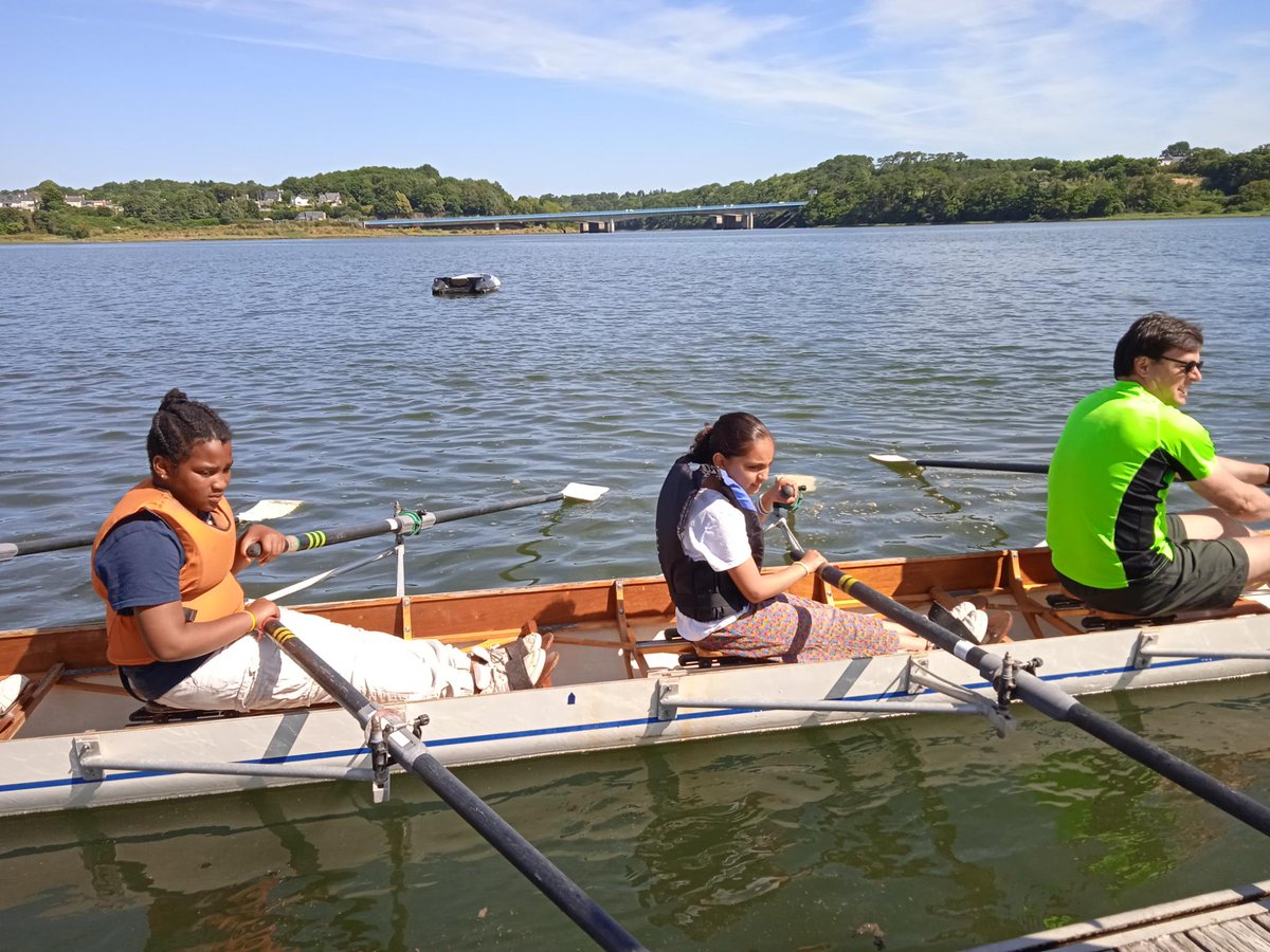 Quicray1's tweet photo. Journée familiale à l'aviron du Scorff organisée par l'école du Bois du Château en partenariat  avec la Ville de Lorient. Parents, enfants et enseignants, ensemble pour une magnifique journée sur l'eau. 🌞
#REP
#lienecolefamille
#sortiefamiliale https://t.co/Mw7al1D0IR