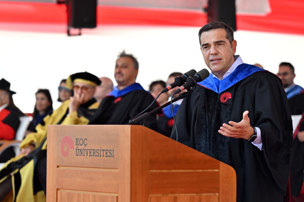 Αλ. Τσίπρας με το σύνθημα του Γκεζί:  Boyun eğme- Το κεφάλι ψηλά! Να εξελισσόμαστε, διατηρώντας τις αρχές μας

Σημεία από την ομιλία του Αλ.Τσίπρα στην τελετή αποφοίτησης του Koc University

-Το πτυχίο που κρατάτε στα χέρια σας, σας δίνει τα εφόδια να κατανοήσετε τις νέες