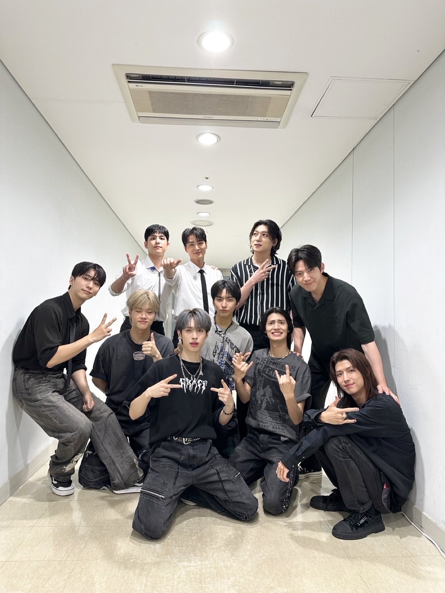 day6official's tweet photo. [ #DAY6_BEHIND ]  

부산 어썸스테이지에서 한 번에
업고 튀기엔💨 너무.. 10명이었다.

가만히 있어도 반짝반짝 빛나는
밴드맨들은 항시 조심하시길...✨

#DAY6 #데이식스
#AwesomeStage #어썸스테이지
@XH_official https://t.co/SPTKtJvjq2