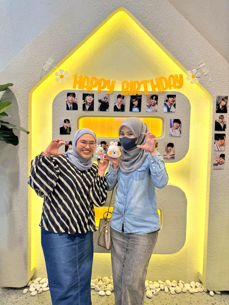 Moonieees's tweet photo. Meeting new friend too! 💙💛 @warney_yazueni https://t.co/BEjvIIyJ7e