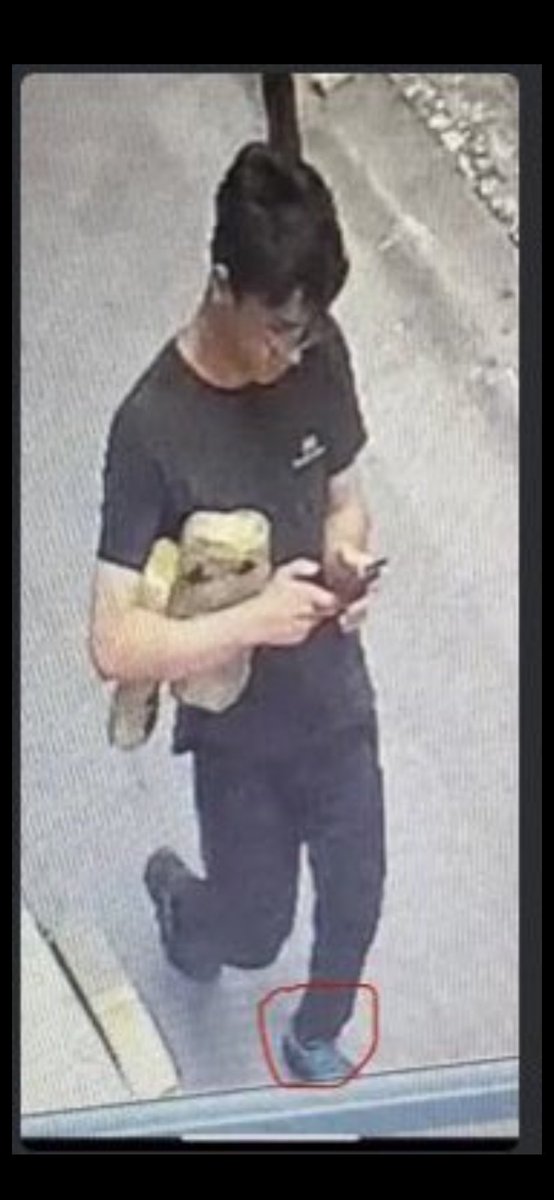 SaadetOzkanEfe's tweet photo. Şu insan görünümünde etrafta dolanan zalim varlığın yavru bir kediye yaptığı vahşeti izledim. Keşke hiç şahit olmasaydım. O masum canın yüzündeki korku ve çaresizliği gördüm. O masum can şu dünyaya bu vahşi yüzünden sığamadı. Keşke ölsen ve dünyada zerren kalmasa, bir karanlık seni içine çekse. O ayakkabı senin sonun oldu, buldular  seni. Kötülük kendini gizleyemiyor ve sonunu getiriyor. Merhamet etmeyenlere merhamet etmeyiniz. #EbuCehilTutuklansın