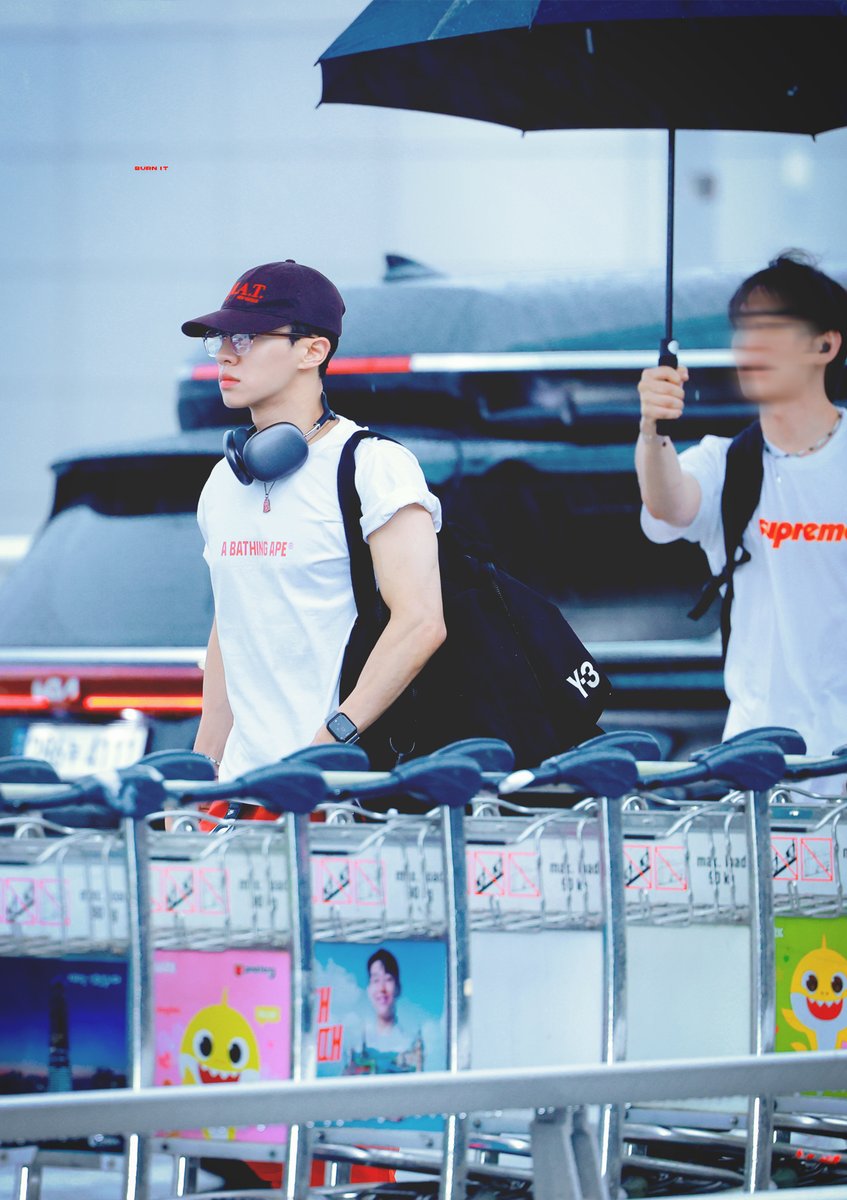 BURNIT0330's tweet photo. 240629 어빠 맨져님이 우산 가티 쓰고가쟤요..🥹

#하이라이트 #비스트 #이기광 #HIGHLIGHT #LEEGIKWANG #GIKWANG @900_330 https://t.co/c7enWbR0os