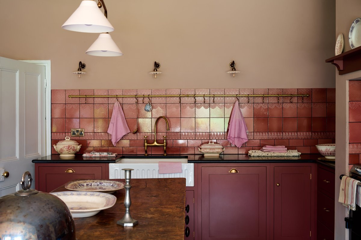 deVOLKitchens's tweet photo. #KitchenTour: The first thing that strikes you as you walk into this kitchen is seeing the beautiful expanse of our โRose Lace Market Tilesโ, the texture and reflections completely stole the show. https://t.co/Prd5Z8ZqoO #PinkKitchen https://t.co/DwR92gABiO