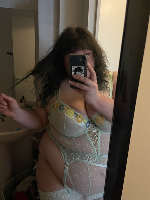 J&rsquo;ai re&ccedil;u ma lingerie ! 🌼  (Votez front populaire) https://t.co/PtFPBNyAeH