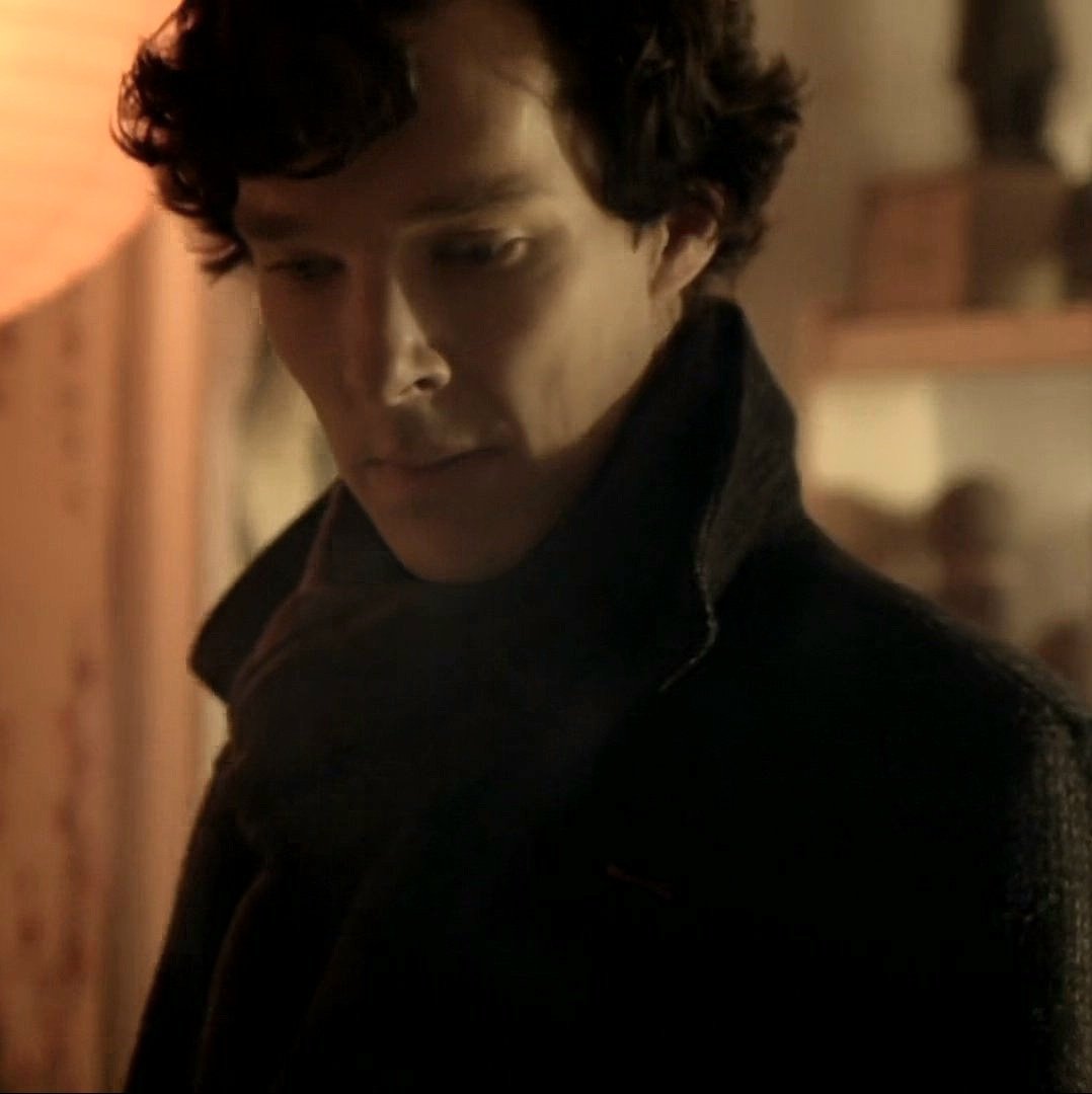 ChocolateElise_'s tweet photo. I love the curly-haired detective💐♥️
#BenedictCamberbatch 
#SherlockHolmes https://t.co/NaiY7O3F4N