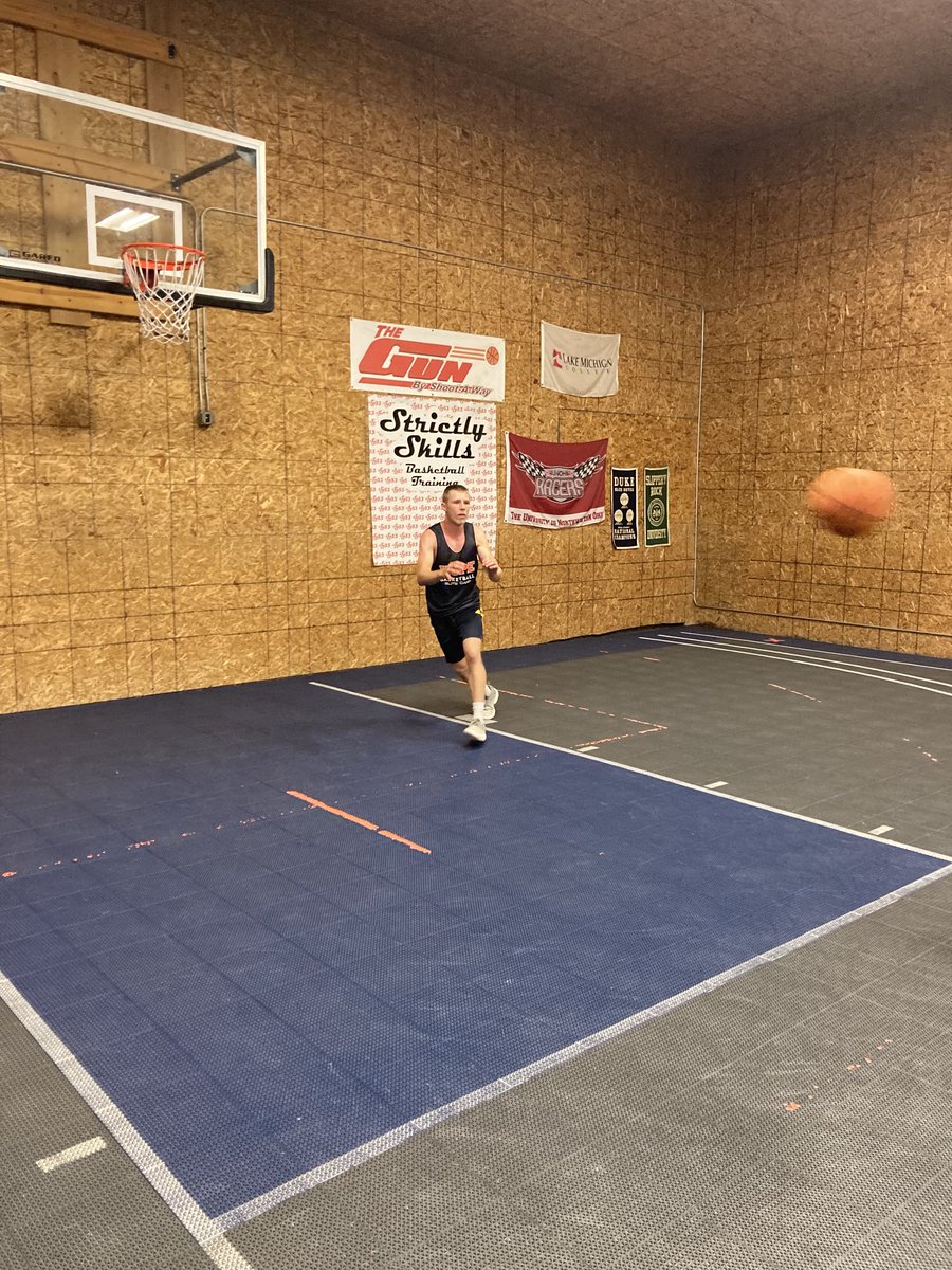 strictly_skills's tweet photo. Back at early sat morning with 2026 @tyskillsballer
@PrepHoopsMI #SS33
Looking for guys/gals who want to put in the time
This kid does! Drives 45 min everyday and 12 month improvement is OFF the charts #somedosomedont https://t.co/IoM6tExZcQ