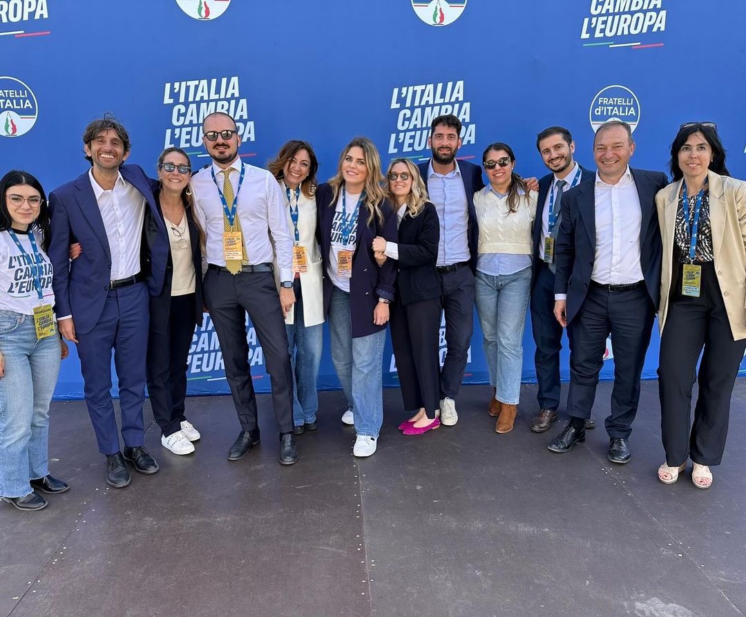 karlitos_x's tweet photo. #Donzelli parla di minorenni, #Crosetto le definisce ragazzine. #Funel, #Piepoli e #Segnini hanno quasi 30 anni, #FlaminiaPace e #IlariaPartipilo di certo non sono minorenni e tutti hanno una militanza nel partito di diversi anni. Fino a che punto si può mistificare la realtà? https://t.co/sfkW6RFVS1