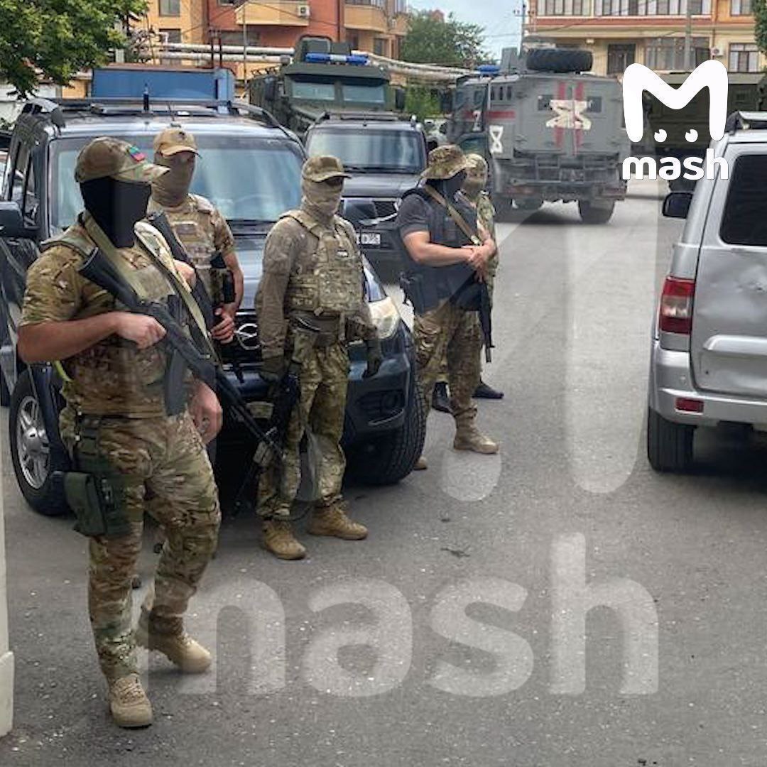 SouthToday5's tweet photo. 🇷🇺⚡️ Former Dagestani MMA champion Khabib's "Eagles MMA" gym has been raided by Russian FSB authorities for a counter-terrorism investigation in connection with a series of jihadist attacks in Makhachkala and Derbent.

One of the attackers trained at the gym. 

#Russia https://t.co/KSWAE5dLXe