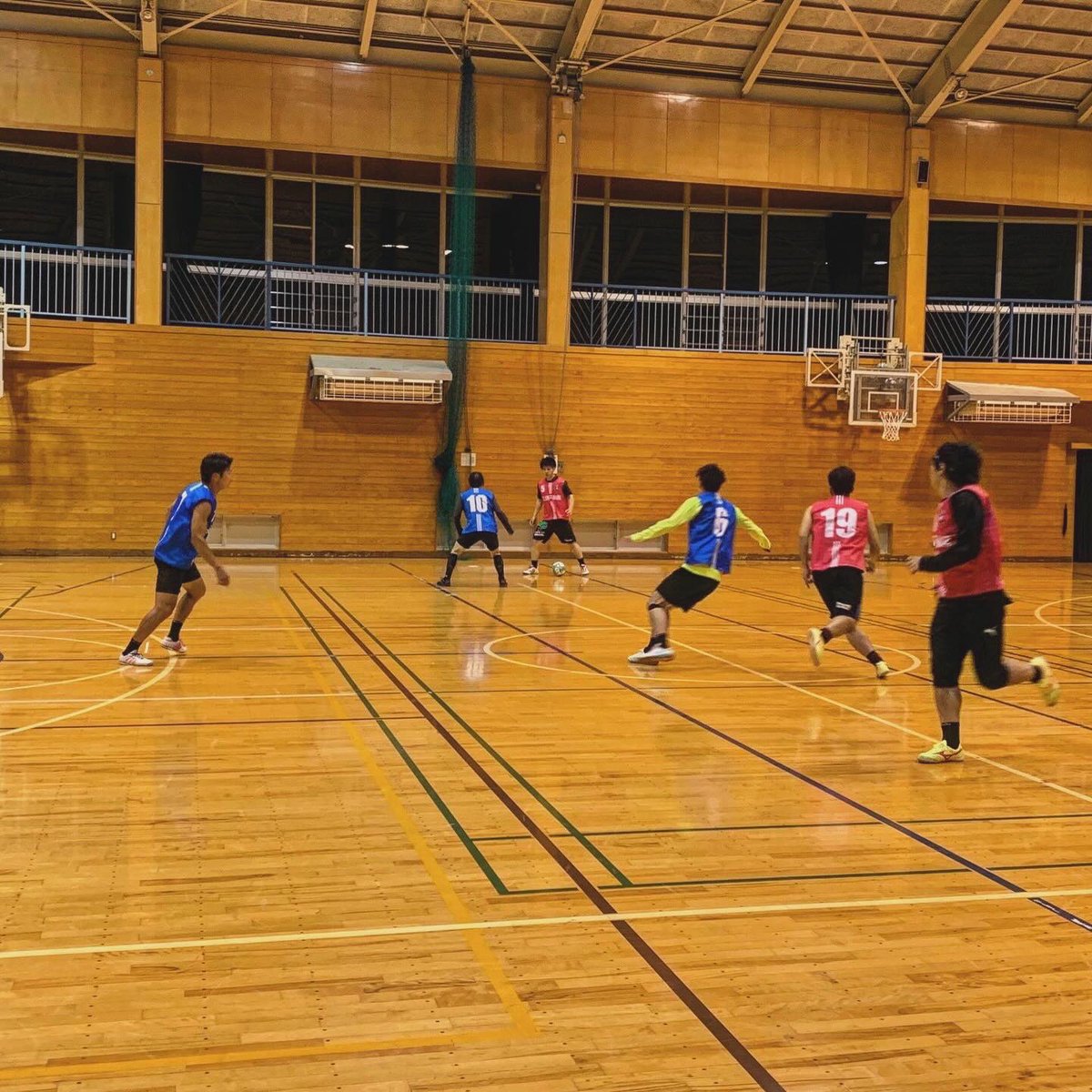 FC80792517's tweet photo. @grn_sports でリバーシブルビブスを作成しました❗️

デザインは和柄の釘抜き柄を採用❗️
「釘抜き」は”重点・支点・力点”の三点を合わせて力を発揮することから、”結束による打開”という意味もあるということで『結束して目標を達成しよう』という意味を込めました❗️
これ着て練習頑張ります🔥 https://t.co/kT2sRRgA7j