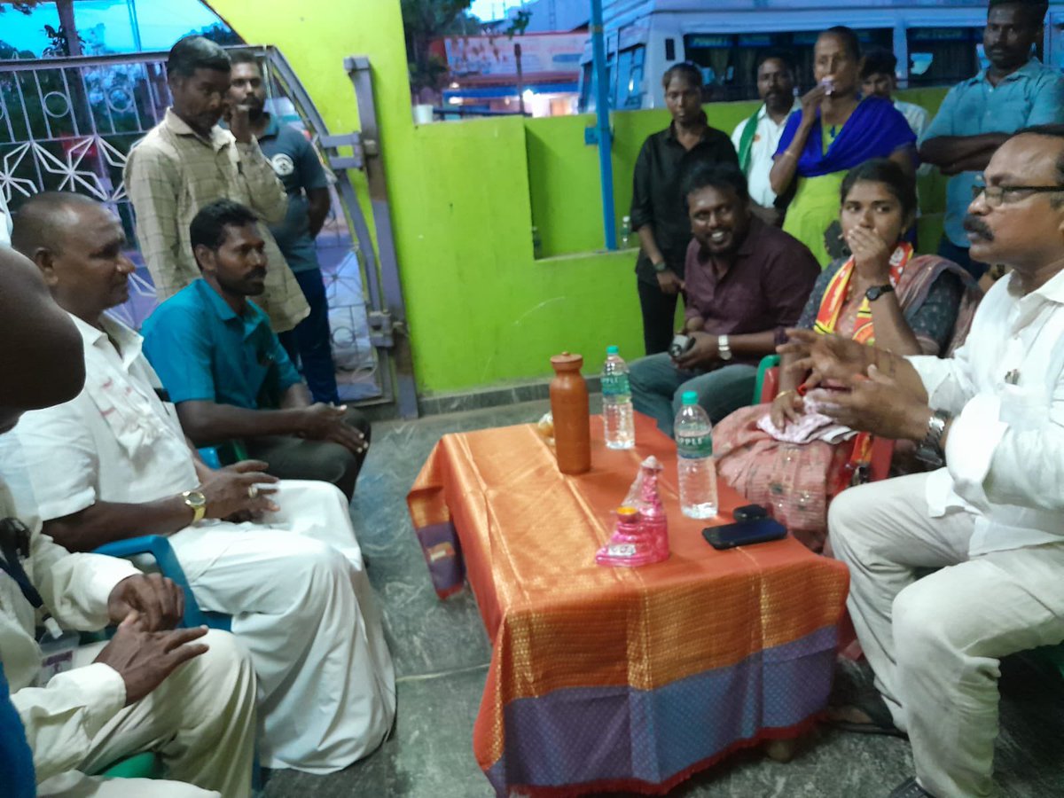 PackiaSe's tweet photo. விக்கிரவாண்டி இடைத்தேர்தலில் மண்பாண்ட தொழிலாளர்கள் சங்கத்தின் ஆதரவை கோரியபொழுது..

#வரிசைஎண்_2ல்_அபிநயா https://t.co/0RKcJN9ID2
