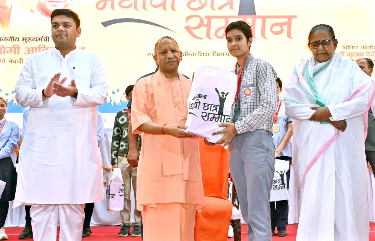 myogiadityanath's tweet photo. लखनऊ में अमर उजाला द्वारा आज आयोजित 'मेधावी छात्र सम्मान समारोह' में प्रदेश के प्रतिभावान विद्यार्थियों को सम्मानित किया। इस अवसर पर उनके साथ देश, समाज और जीवन के विभिन्न पहलुओं पर सार्थक चर्चा भी हुई।

सभी सम्मानित छात्र-छात्राओं को हार्दिक बधाई और उज्ज्वल भविष्य की शुभकामनाएं!

@AmarUjalaNews