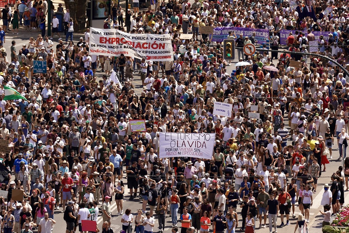 📷 | "Málaga no es guirilandia". Miles de personas claman por una vivienda digna al grito de "Málaga no se vende" tinyurl.com/2u3un3xj