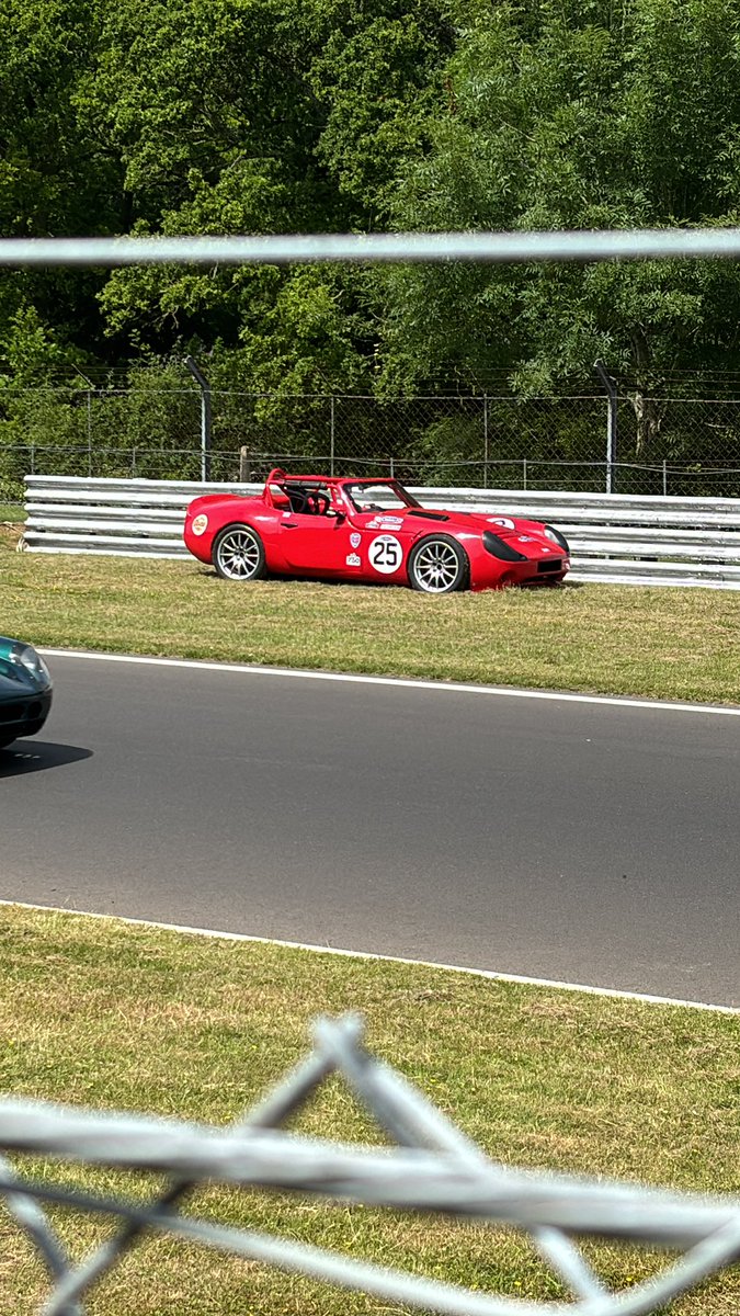 garyh05's tweet photo. @Dawesracing 25 TVR stopped along Pilgrims Drop https://t.co/pjYQ0k2CRl