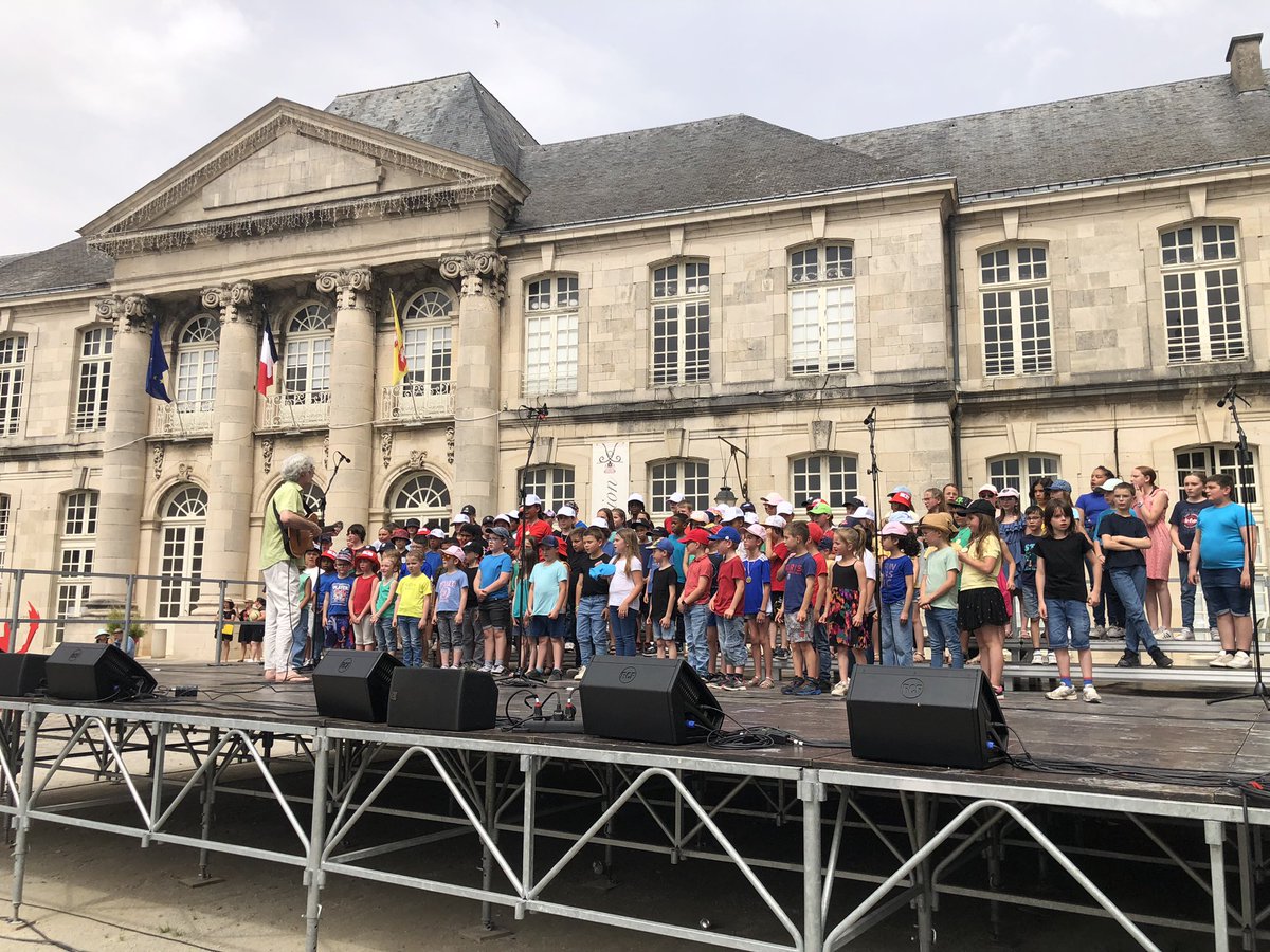 CPDmusique55's tweet photo. @DSDEN55 @ICommercy @daac_nancy_metz @INECCLorraine @AubertAlain12 @gerin_valerie Pour poursuivre les festivités après le passage de la flamme, les élèves des Capucins à Commercy régalent nos oreilles 😍🤩 https://t.co/l1GbQvJX6C