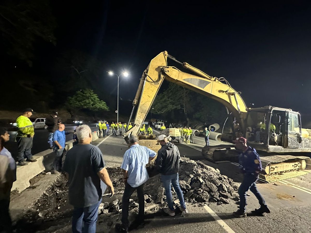 1/2 #ReporteMPPT 🚨 | #ARC Les recordamos a los usuarios, que en este sentido, se activó un canal de contraflujo, con el fin de garantizar la movilidad de los conductores en el km 4. ¡Trabajamos por el pueblo!