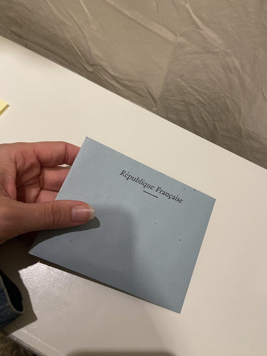 MickNovitch's tweet photo. A voté.
Évidemment il a fallu que je me retrouve devant une raciste qui a voté extrême droite.
Déjà que j’exècre ceux qui votent ce parti de faf… mais les français de l’étranger, qui votent contre les immigrés (alors qu’ils le sont eux-mêmes) c’est un cran au-dessus. https://t.co/I5EizOxm2T