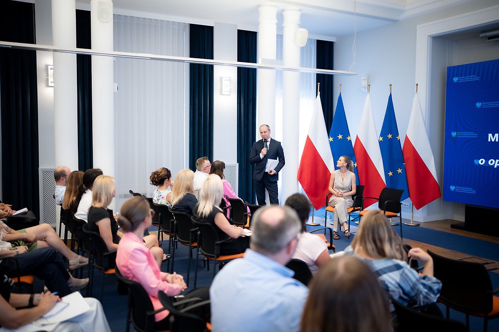 AGajewska's tweet photo. Zlikwidujemy „białe plamy” w dostępie do opieki nad dziećmi w wieku do lat 3 przy dobrej współpracy rządu z samorządami, ale również przedsiębiorcami. Spotkaliśmy się z przedstawicielami niepublicznych żłobków, aby przedstawić nasze programy - Aktywny Rodzic i Aktywny Maluch. https://t.co/KBacVqD6PJ