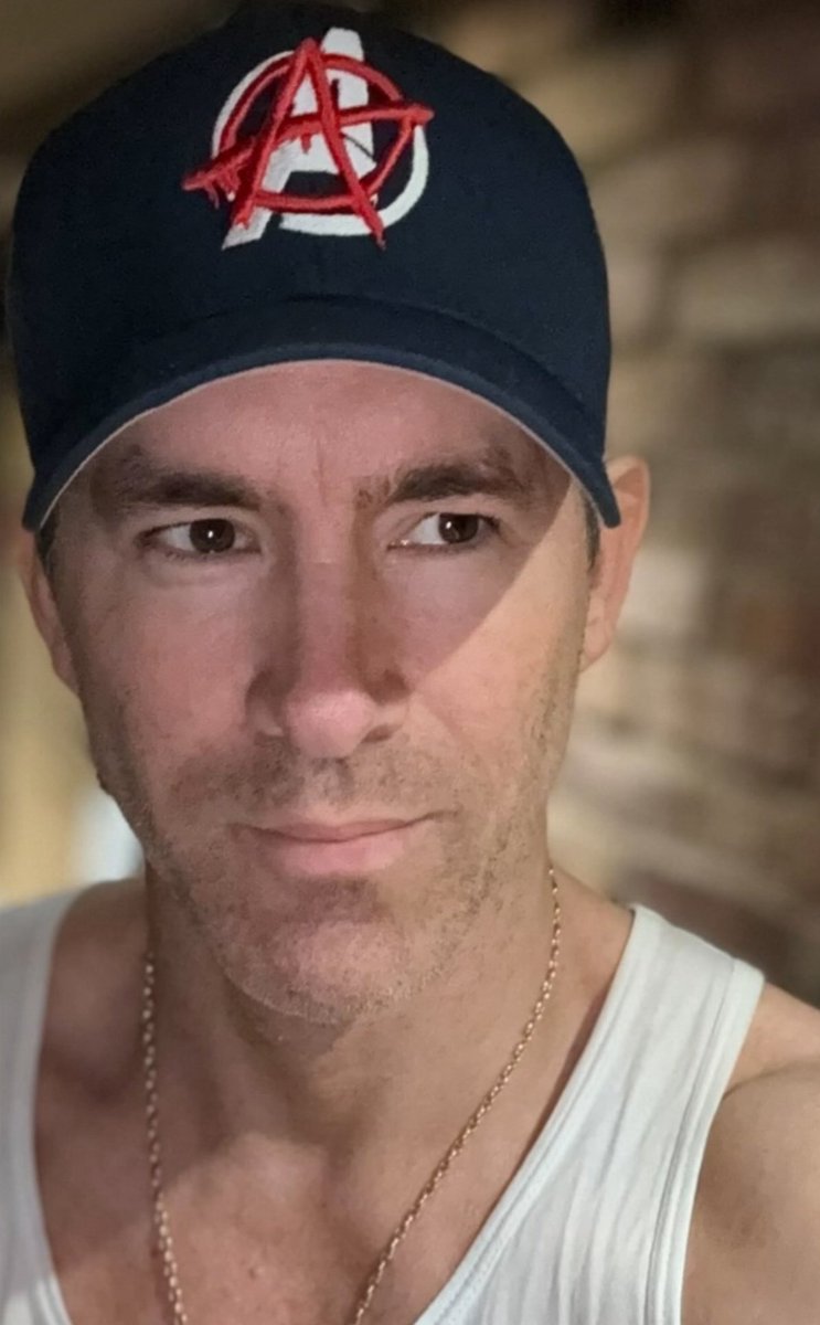 Ryan Reynolds con una gorra de la resistencia de 'DEADPOOL AND WOLVERINE'