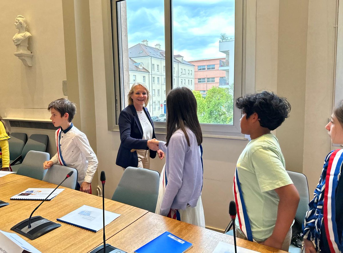 villepoissy's tweet photo. #CMJ Réunis lors d’une séance plénière présidée par le maire Sandrine Berno Dos Santos, aux côtés de Pierre-Alexandre Duchesne, conseiller municipal délégué au CMJ, les élus du Conseil municipal junior ont évoqué ce samedi 29 juin leurs dernières actions et projets à venir 🇫🇷 https://t.co/gkqbbu8QP8