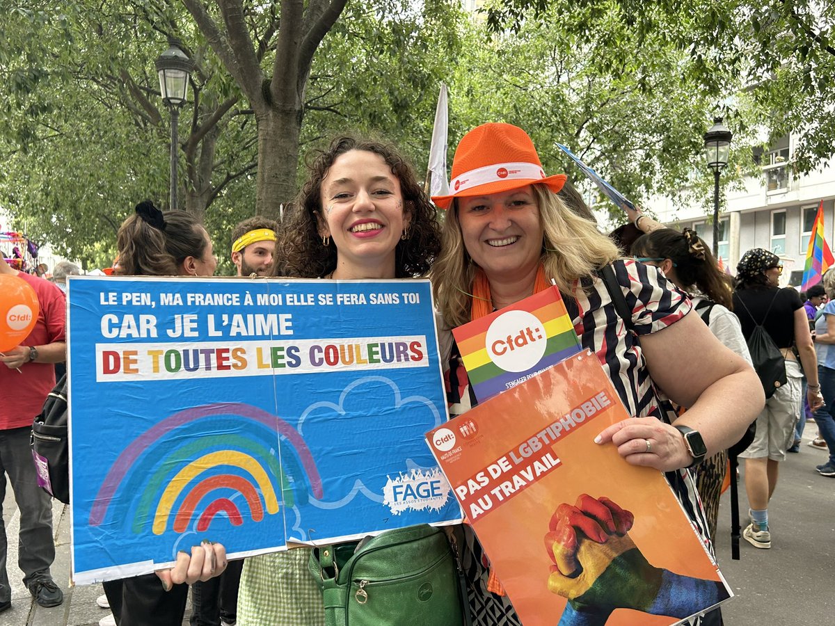CFDTLydieNicol's tweet photo. Énorme #marchedesfiertés à Paris. La @cfdt est fière d’être là pour dire non aux lgbtphobies au #travail et non à l’extrême droite et son projet de discriminations. https://t.co/xokPgXSFix