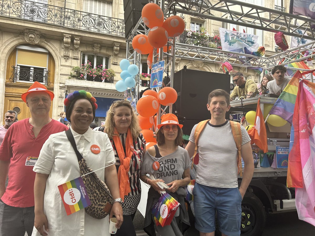 CFDTLydieNicol's tweet photo. Énorme #marchedesfiertés à Paris. La @cfdt est fière d’être là pour dire non aux lgbtphobies au #travail et non à l’extrême droite et son projet de discriminations. https://t.co/xokPgXSFix